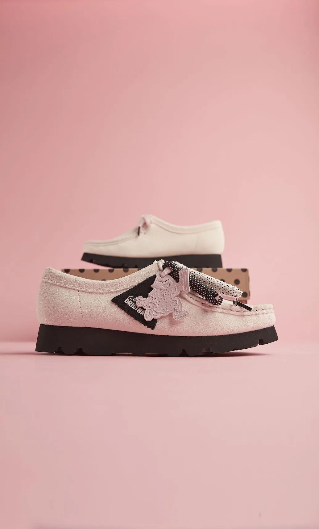 clarks ワラビー　papergirl コラボ The PaperGirl x Clarks Originals Wallabee White Releases